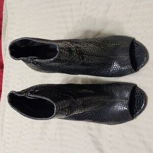 Steve Madden booties, size 6.5, black snakeskin leather